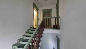 Alleinauftrag | Top-gepflegter Altbau aus Architektenbesitz - Treppenaufgang (25530)