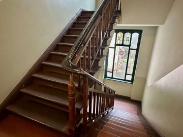 6,62% IST-Rendite | Top-gepflegtes Altbau-MFH - Treppenaufgang (24460)