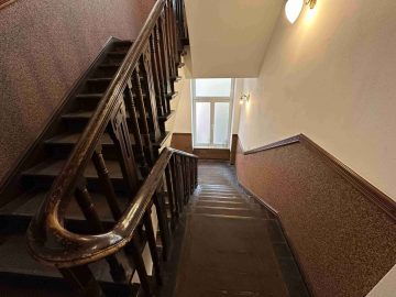 Stately old stucco building in Schöneberg near Gustav-Müller-Platz - Treppenaufgang (19737)