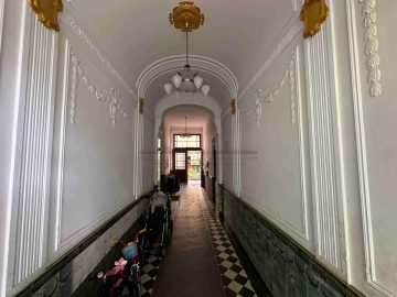 Stately old stucco building in Schöneberg near Gustav-Müller-Platz - Durchgang (19735)