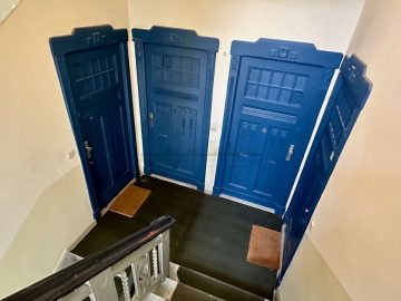 IST-Rendite 6,16%: Größtenteils modernisiertes WGH in Berlin-Mitte - Wohnungstüren (24871)