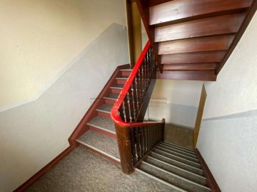 Refurbished apartment building portfolio - Hausflur Beispiel (24522)