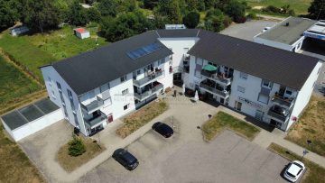 6,6% Rendite | 1.322 €/m²: Neuwertiges Wohn- u. Geschäftshaus - Drohne Dachaufsicht (24393)