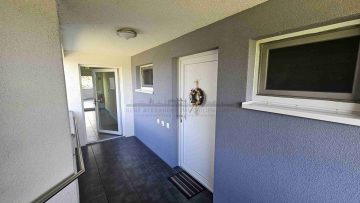 6,6% Rendite | 1.322 €/m²: Neuwertiges Wohn- u. Geschäftshaus - Wohnungseingangstür (24411)