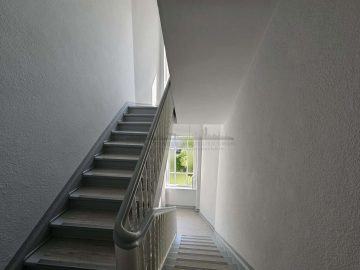 Top-sanierter Altbau in ruhiger Parklage - Treppenhaus (24364)