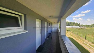 6.6% yield | 1,322 €/m²: Residential and commercial building in mint condition - Flure mit Wohnungzugängen (24707)