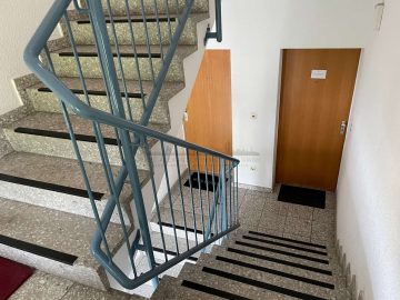 Exclusive mandate | Well-kept town villa with garages in Lichtenrade - Treppenhaus (24580)