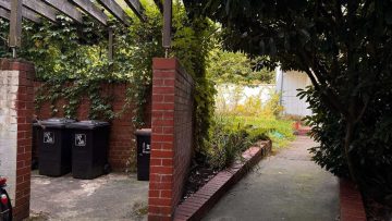 Exclusive mandate | 6% target yield | Top-maintained MFH near the old town of Köpenick - Hof (25814)