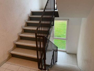 Alleinauftrag | Neuwertiges Wohn- und Geschäftshaus - Treppenhaus (24443)