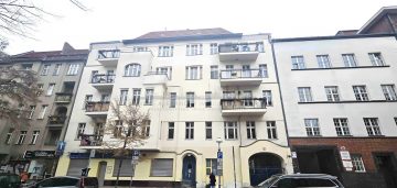 Actual yield 6.16%: Largely modernized apartment building in Berlin-Mitte - Front (24890)