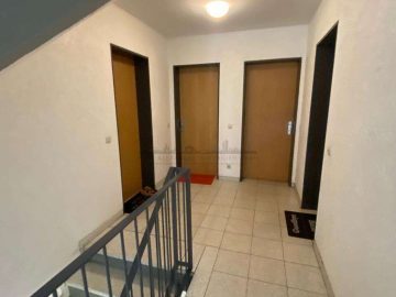 Alleinauftrag | Neuwertiges Mehrfamilienhaus mit Tiefgarage - Treppenhaus (24266)