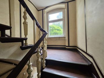 Exklusivauftrag | Saniertes MFH mit zahlreichen Altbaudetails - Treppenhaus (24385)