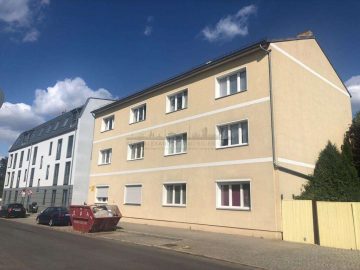 Alleinauftrag | Kernsaniertes Mehrfamilienhaus - Front (24214)